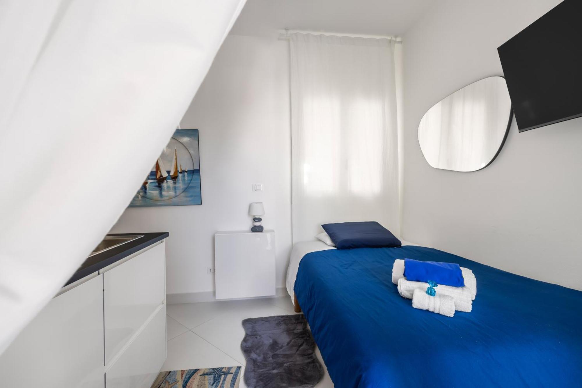 Blue Life, Sea-Luxury Rooms On The Beach Between Palermo And Cefalu' Casteldaccia Room photo